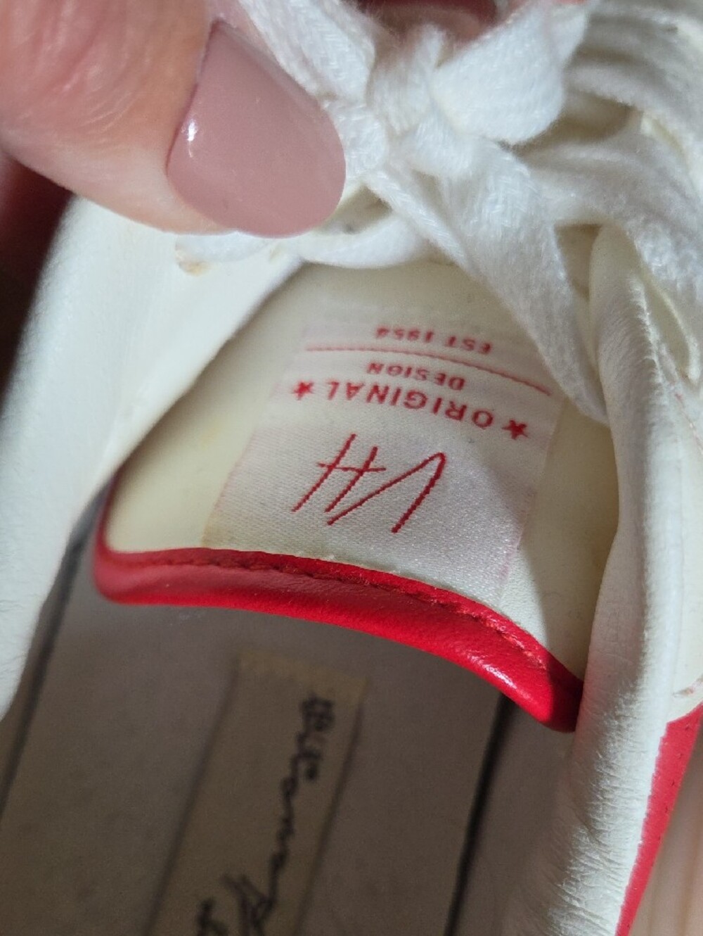 Vintage Havana White Sneakers with Red Star Accents - Picture 4 of 13